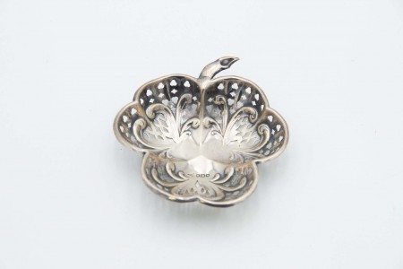 Aneleira de prata em forma de trevo com recortes